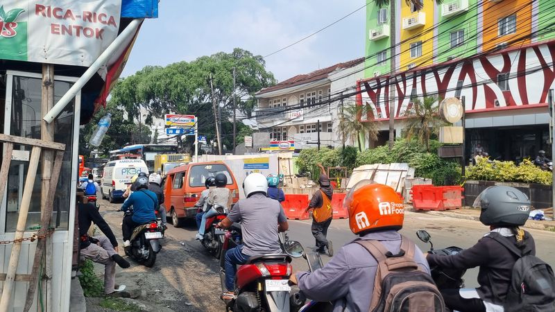 Macet parah gara-gara proyek galian di Jl Raya Pondok Gede, Jaktim (Taufiq/detikcom)