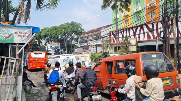 Macet parah gara-gara proyek galian di Jl Raya Pondok Gede, Jaktim (Taufiq/detikcom)