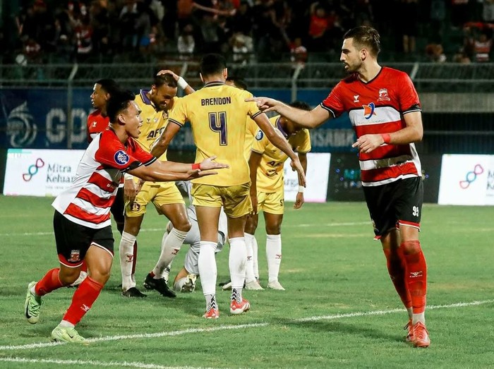 Madura United vs Persik Kediri