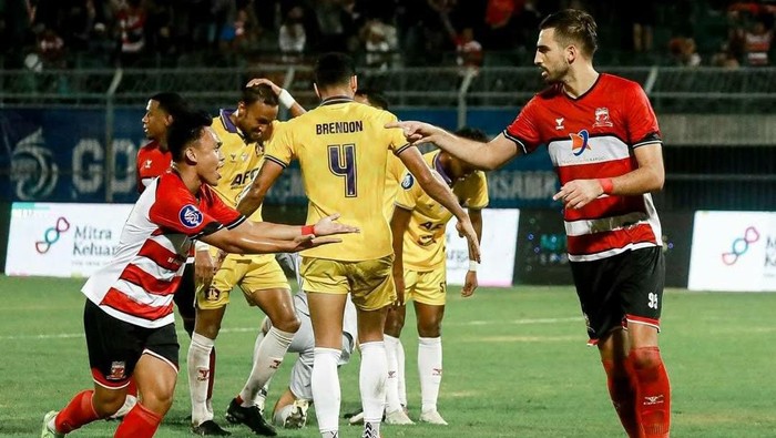 Madura United vs Persik Kediri