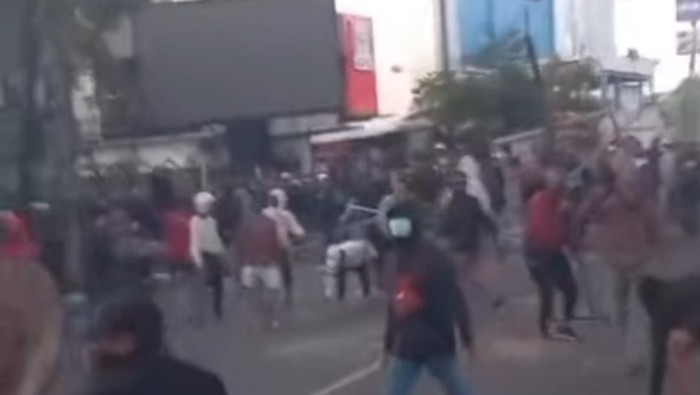 Eksekusi gedung showroom mobil di Jalan AP Pettarani, Makassar, Sulawesi Selatan (Sulsel) diwarnai kericuhan.