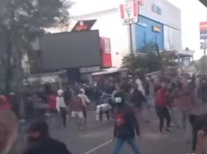 Eksekusi Showroom Mobil di Makassar Ricuh, Massa Bakar Ban-Lempar Batu