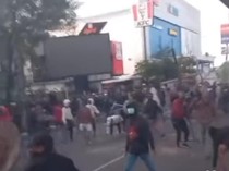 Eksekusi Showroom Mobil di Makassar Ricuh, Massa Bakar Ban-Lempar Batu