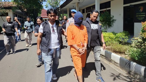 Maskur (27), tersangka penjambretan emas asal Sampang, Jawa Timur (Jatim), saat digiring polisi di Mapolres Jembrana, Senin (28/4/2025). (I Putu Adi Budiastrawan/detikBali)