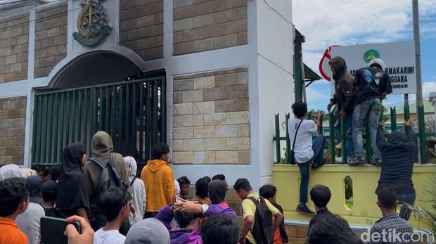 Massa demo Kantor Kejati Sultra terkait kasus korupsi di Blok Mandiodo, Konawe Utara. Nadhir Attamimi/detikcom