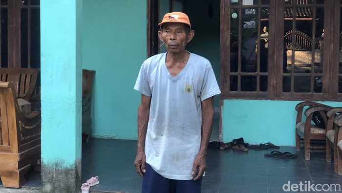 Tupon saat ditemui wartawan di kediamannya, Sabtu (26/4).