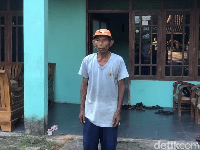 Tupon saat ditemui wartawan di kediamannya, Sabtu (26/4).