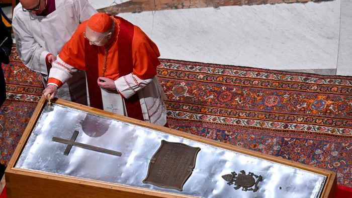 Melihat Lagi Detik-detik Pemakaman Paus Fransiskus The casket of Pope Francis is being sealed at St. Peter's Basilica, ahead of his funeral at the Vatican, April 25, 2025. Vatican Media/Simone Risoluti/Handout via REUTERS ATTENTION EDITORS - THIS IMAGE WAS PROVIDED BY A THIRD PARTY.