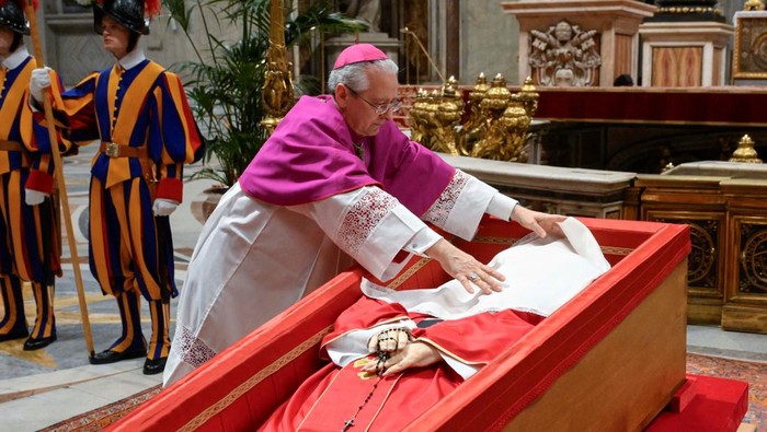 Melihat Lagi Detik-detik Pemakaman Paus Fransiskus The body of Pope Francis lies in a casket before it's sealed, at St. Peter's Basilica, ahead of his funeral at the Vatican, April 25, 2025. Vatican Media/Francesco Sforza/Handout via REUTERS ATTENTION EDITORS - THIS IMAGE WAS PROVIDED BY A THIRD PARTY.