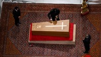 Peti jenazah Paus Fransiskus sedang disegel, menjelang pemakamannya, di Basilika Santo Petrus, di Vatikan. via REUTERS/Simone Risoluti