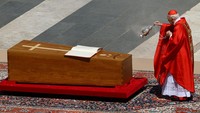 Kardinal Giovanni Battista Re memberkati peti jenazah saat memimpin Misa pemakaman Paus Fransiskus, di Lapangan Santo Petrus, di Vatikan. REUTERS/Kai Pfaffenbach