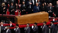 Presiden AS Donald Trump, ibu negara Melania Trump, Presiden Prancis Emmanuel Macron dan istrinya Brigitte Macron berdiri saat peti jenazah dibawa pada hari pemakaman Paus Fransiskus di Lapangan Santo Petrus di Vatikan. REUTERS/Dylan Martinez