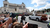 Mobil jenazah yang membawa peti jenazah Paus Fransiskus melewati Piazza Venezia selama pemakamannya, di Roma, Italia, 26 April 2025. REUTERS/Alessandro Garofalo