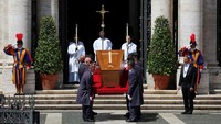 Pembawa jenazah membawa peti jenazah Paus Fransiskus, di Basilika Kepausan Santa Maria Maggiore (Santa Maria Maggiore) selama pemakamannya, di Roma, Italia. REUTERS/Claudia Greco