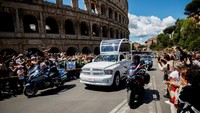 Mobil jenazah yang membawa peti jenazah Paus Fransiskus ke Basilika Kepausan Santa Maria Maggiore (Santa Maria Maggiore) melewati Koloseum, pada hari pemakamannya, di Roma, Italia. REUTERS/Stringer