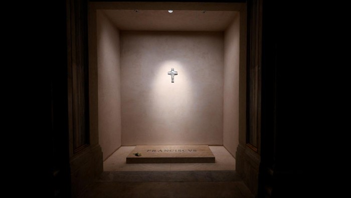 A view of Pope Francis tomb in Papal Basilica of Saint Mary Major (Santa Maria Maggiore), in Rome, Italy, April 27, 2025. Francesco Sforza/Vatican Media/­Handout via REUTERS    ATTENTION EDITORS - THIS IMAGE WAS PROVIDED BY A THIRD PARTY.