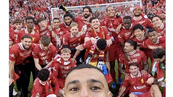 Selfie Mo Salah dalam perayaan meraih juara Liga Inggris. Foto: X.com