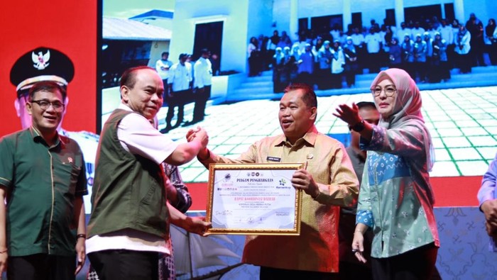 Menteri Koperasi Desa Budi Arie Setiadi saat memberikan penghargaan ke Bupati Takalar Mohammad Firdaus lantaran yang menjadi pertama membentuk 100% koperasi desa merah putih. Dokumen Istimewa