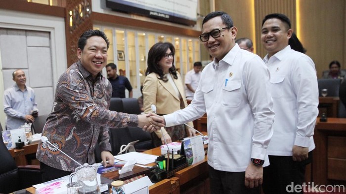 Menteri P2MI Raker dengan Komisi IX Bahas Moratorium PMI di Arab Saudi Komisi IX DPR gelar Raker dengan Menteri P2MI Abdul Kadir Karding. Raker itu membahas lima agenda salah satunya pencabutan moratorium penempatan PMI di Arab Saudi.