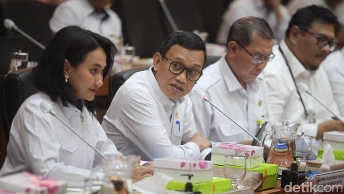 Komisi IX DPR gelar Raker dengan Menteri P2MI Abdul Kadir Karding. Raker itu membahas lima agenda salah satunya pencabutan moratorium penempatan PMI di Arab Saudi.