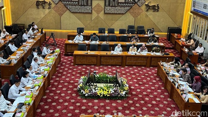 Menteri Perlindungan Pekerja Migran Indonesia (P2MI) Abdul Kadir Karding rapat bersama Komisi IX DPR RI, di kompleks parlemen Senayan, Jakarta Pusat (Anggi/detikcom).