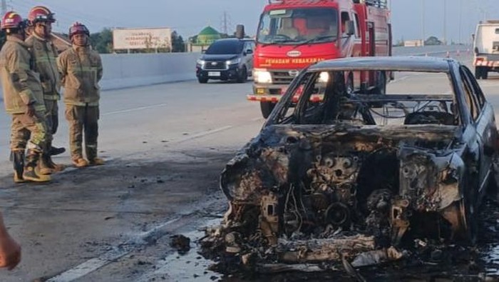 Mobil Mercy hangus di jalan tol Jogja-Solo, Pepe, Klaten.