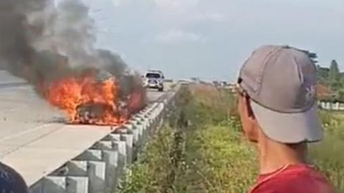 Tangkapan layar kebakaran mobil di tol Jogja-Solo Pepe, Klaten.