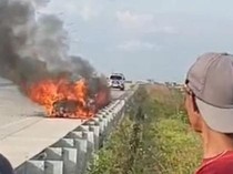 Mercy Hangus Terbakar di Tol Jogja-Solo Klaten, Diduga Korsleting