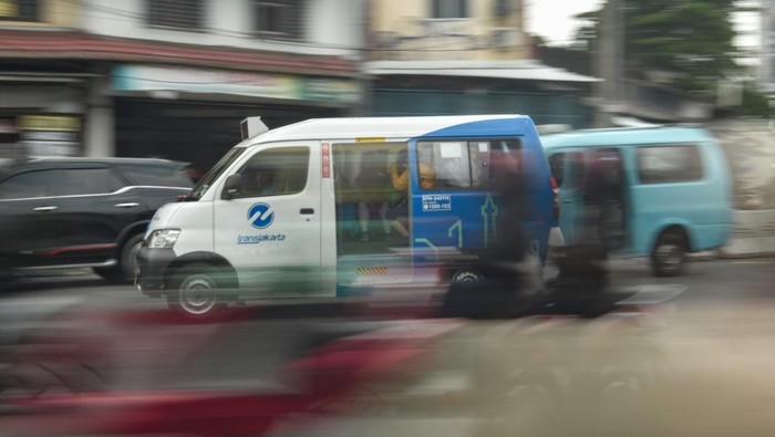 Mikrotrans JakLingko Siap Meluas ke Daerah Penyangga Jakarta Angkutan Mikrotrans JakLingko melintas di Kampung Melayu, Jakarta Timur, Senin (28/4/2025). Pemprov DKI Jakarta akan memperluas Mikrotrans Jaklingko hingga daerah penyangga Jakarta seperti Tangerang, Bekasi, Depok dan Bogor untuk mewujudkan keterjangkauan akses transportasi umum bagi masyarakat. ANTARA FOTO/ Fakhri Hermansyah/rwa.