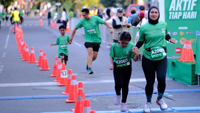 Sejumlah pelari mengikuti Milo Activ Indonesia Race (MAIR) 2025 di Makassar, Sulawesi Selatan, Minggu (27/4/2025). Kegiatan tersebtu diikuti sebanyak 3.500 pelari dalam dua kategori yakni 5K dan Family Run 2,5K untuk mendorong gaya hidup sehat dan aktif bagi masyarakat dari berbagai usia. ANTARA FOTO/Hasrul Said/nym.