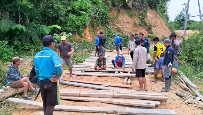 Kondisi jalan nasional yang menghubungkan Long Midang di Krayan Induk, dan Krayan Tengah hingga Malinau di Kecamatan Krayan Timur, Kabupaten Nunukan, Kalimantan Utara, dilaporkan rusak parah dan nyaris tidak bisa dilalui kendaraan roda empat.
