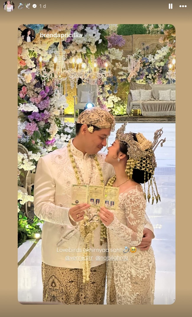 Nabilah Rahman Dozan resmi menikah dengan pria bernama Verryal pada Sabtu (26/4/2025). Pasangan pengantin tampil menawan kenakan busana adat Sunda. Foto: Instagram/@nabilahrdz