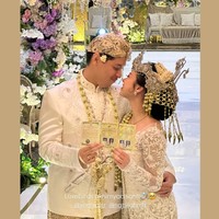 Nabilah Rahman Dozan resmi menikah dengan pria bernama Verryal pada Sabtu (26/4/2025). Pasangan pengantin tampil menawan kenakan busana adat Sunda. Foto: Instagram/@nabilahrdz