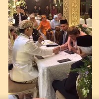 Akad nikah berlangsung dengan lancar dan sakral. Willy Dozan sendiri yang menjadi wali untuk menikahkan putrinya. Foto: Instagram/@nabilahrdz