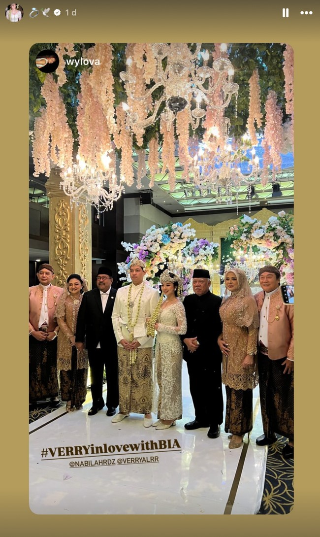 Wakil Gubernur Jakarta, Rano Karno, juga terlihat hadir di acara akad nikah Nabilah. Ia turut berfoto bersama pengantin dan keluarga pengantin. Foto: Instagram/@nabilahrdz