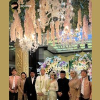 Wakil Gubernur Jakarta, Rano Karno, juga terlihat hadir di acara akad nikah Nabilah. Ia turut berfoto bersama pengantin dan keluarga pengantin. Foto: Instagram/@nabilahrdz