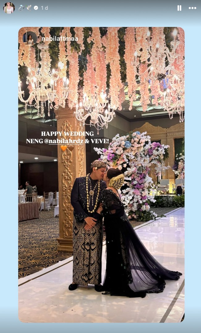 Setelah resmi menjadi pasutri, di hari yang sama Nabilah dan suaminya juga menggelar acara resepsi. Tampil beda, kali ini keduanya memilih kenakan busana warna biru gelap yang elegan. Foto: Instagram/@nabilahrdz