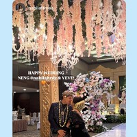 Setelah resmi menjadi pasutri, di hari yang sama Nabilah dan suaminya juga menggelar acara resepsi. Tampil beda, kali ini keduanya memilih kenakan busana warna biru gelap yang elegan. Foto: Instagram/@nabilahrdz