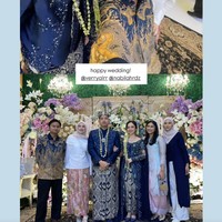 Acara resepsi pernikahan ramai dihadiri oleh keluarga dan para kerabat. Dihiasi bunga dengan warna-warna pastel, dekorasi di pernikahan Nabilah terlihat semakin berwarna. Foto: Instagram/@nabilahrdz