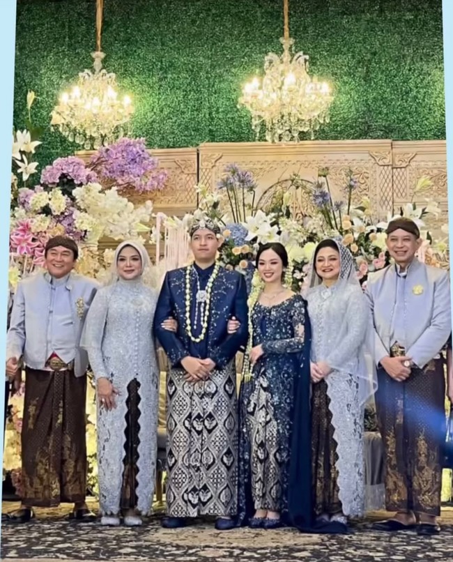 Tampil kompak, Betharia Sonata dan Willy Dozan serta kedua besannya terlihat mengenakan busana berwarna baby blue. Betharia tampil dengan kebaya brokat panjang lengkap dengan hijabnya. Foto: Instagram/@nabilahrdz