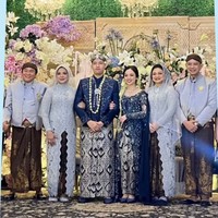 Tampil kompak, Betharia Sonata dan Willy Dozan serta kedua besannya terlihat mengenakan busana berwarna baby blue. Betharia tampil dengan kebaya brokat panjang lengkap dengan hijabnya. Foto: Instagram/@nabilahrdz