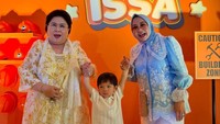 Issa Xander Djokosoetono bersama kedua neneknya, ibunda Nikita Willy, Yora Febriana (kanan) dan ibunda Indra Priawan, Karlina Damiri (kiri). Foto: instagram Nikita Willy dan Yora Febriana