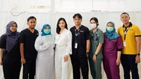 Nikita Willy dengan tim dokter dan perawat yang melaksanakan acara tersebut. Foto: instagram Nikita Willy dan Yora Febriana