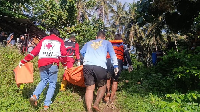 Tim SAR Gabungan mengevakuasi korban kecelakaan air yang ditemukan meninggal dunia di Sungai Progo, wilayah Kulon Progo, Senin (28/4/2025).