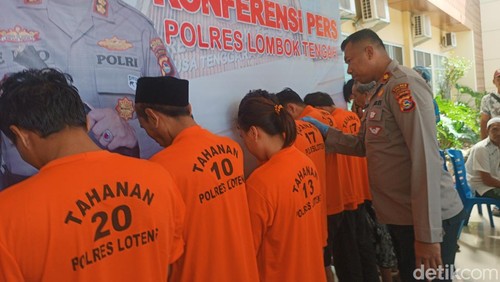 Para tersangka kasus peredaran narkotika di wilayah Lombok Tengah saat ungkap kasus di Mapolres Lombok Tengah, Senin (28/4/2025).