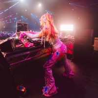 Wanita 44 tahun ini tampil dengan tatanan rambut half-ponytail. Bagian atas rambutnya diikat tinggi, sementara sisanya dibiarkan tergerai. Volume ponytail-nya tebal dan bouncy, memberikan kesan playful dan meriah khas festival. Foto: Instagram/@parishilton