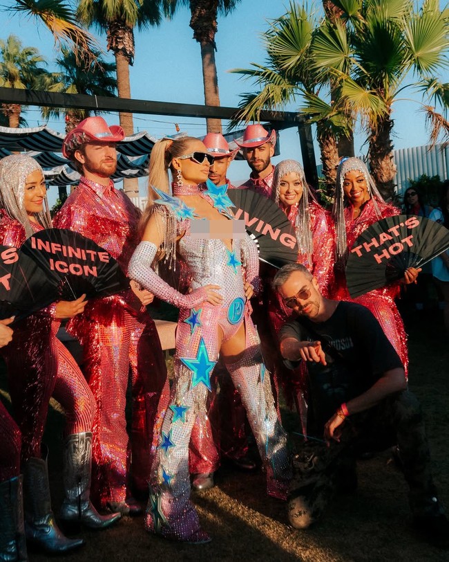 Sosialita, pengusaha dan pewaris kekayaan Hotel Hilton ini mengenakan jumpsuit berwarna pink berkilau dengan belahan dada menjuntai. Foto: Instagram/@parishilton