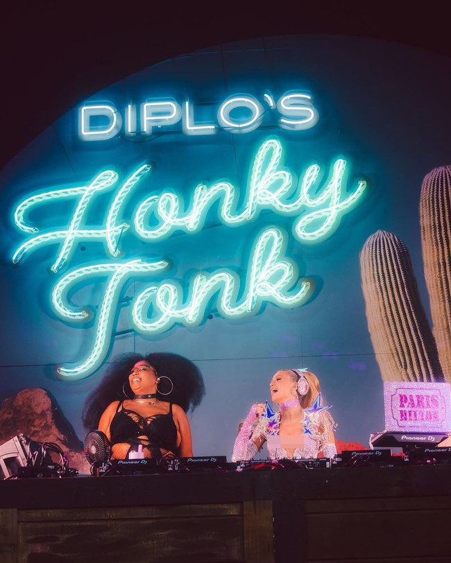 Paris Hilton menjadi salah satu DJ tamu di panggung Diplo’s HonkyTonk, Jumat (25/4/2025). Penampilannya mencuri perhatian dengan busana serba bling bling. Foto: Instagram/@parishilton