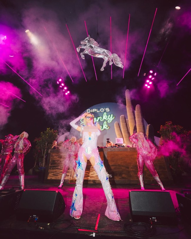 Stagecoach Festival tahun ini digelar akhir pekan lalu, 25–27 April 2025, di Empire Polo Club, Indio, California. Festival ini menghadirkan perpaduan antara musik country, pop, rock, dan hip-hop, menjadikannya salah satu acara musik terbesar dan paling beragam di Amerika Serikat. Foto: Instagram/@parishilton