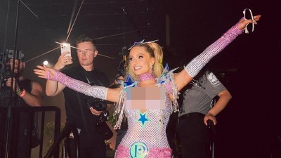 7 Gaya Paris Hilton Jadi DJ di Festival Musik, Pakai Bodysuit Bling Bling